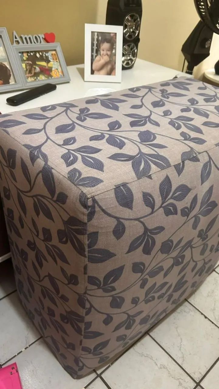 Vende -se jogo de poltrona e puff 