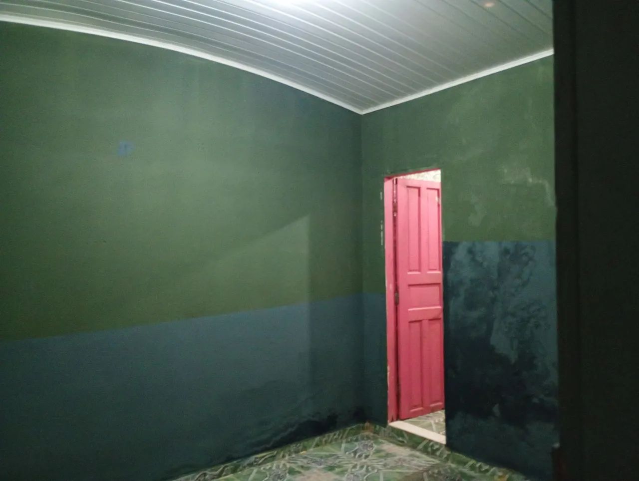 Aluga-se por 650$ apartamento com sala, área de cozinha e banheiro. - Foto 5