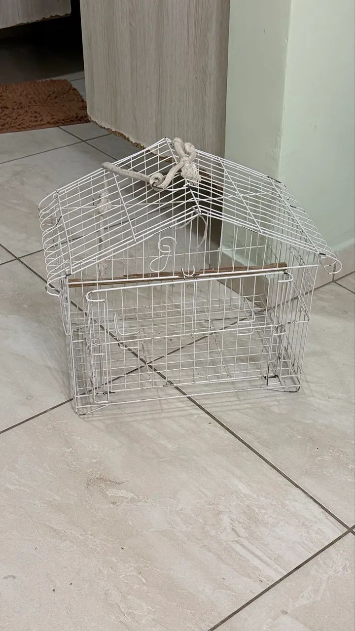 Gaiola para pássaros branca - modelo chalé