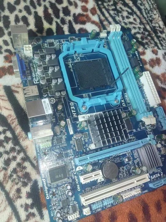 Placa Mãe Gigabyte ( Com Problema ) + Pilha - Foto 2