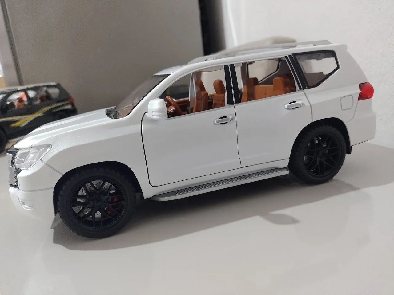 Toyota Land Cruise 1/18, 27cm, com som e luzes!  - Foto 3