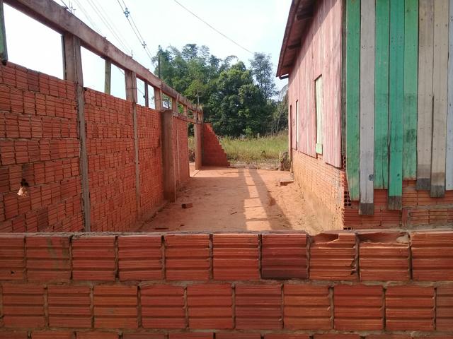 Vendo uma casa ou trocar por carro - Foto 4