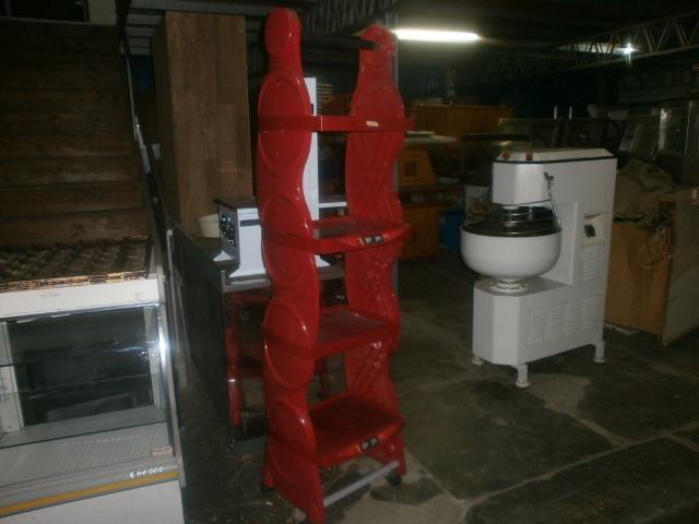 Prateleira vermelha de plastico com rodas