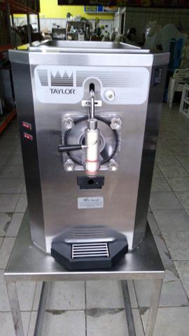 Máquina açaí com acessórios.