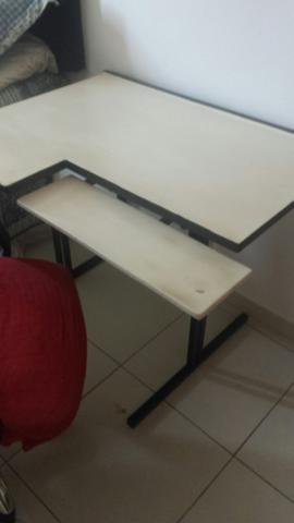 Mesa e cadeira de escritório