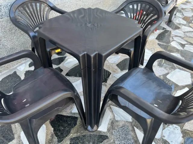 Jogo mesa cadeira com braço preta nova pra bares partir de 190 reais cada