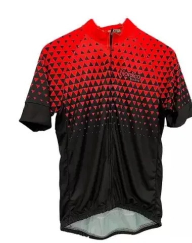 Camisa manga longa , camisa manga curta , um short e um capacete