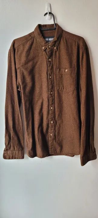 Camisa de botão marrom de algodão.