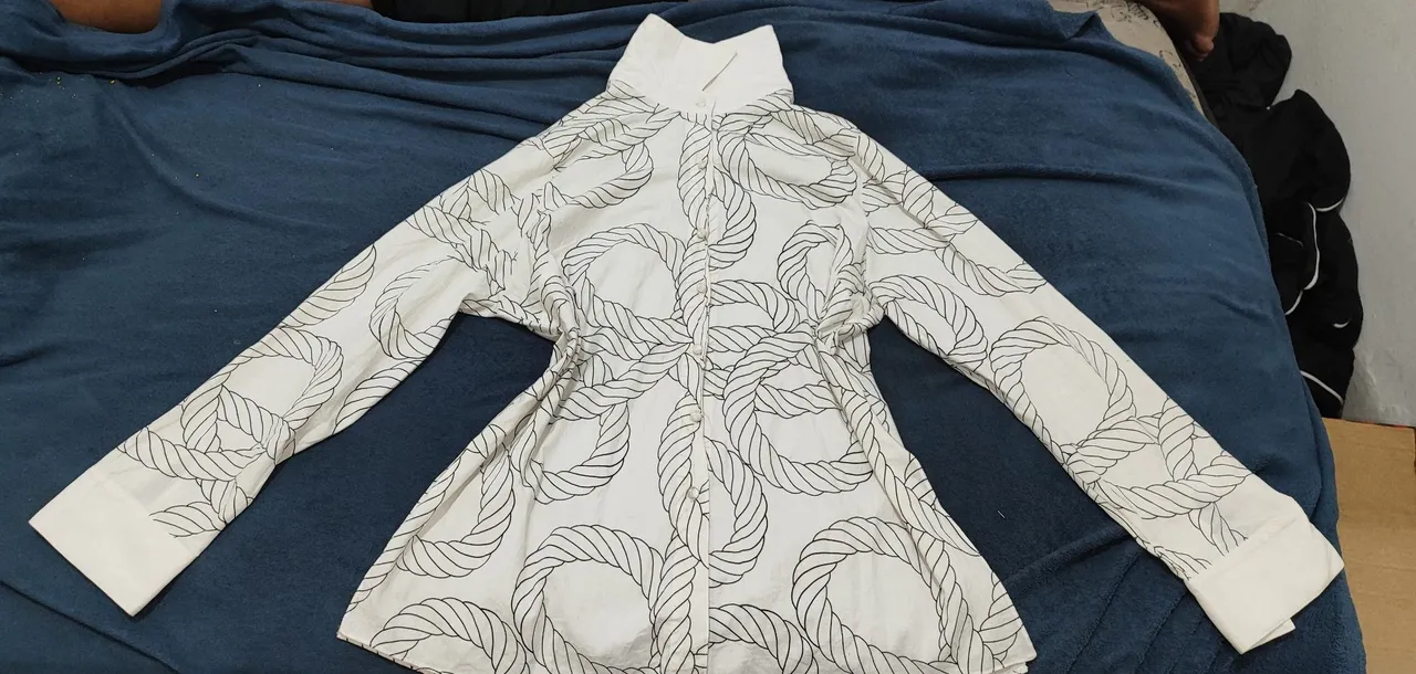 Camisa branca com estampa de cordas