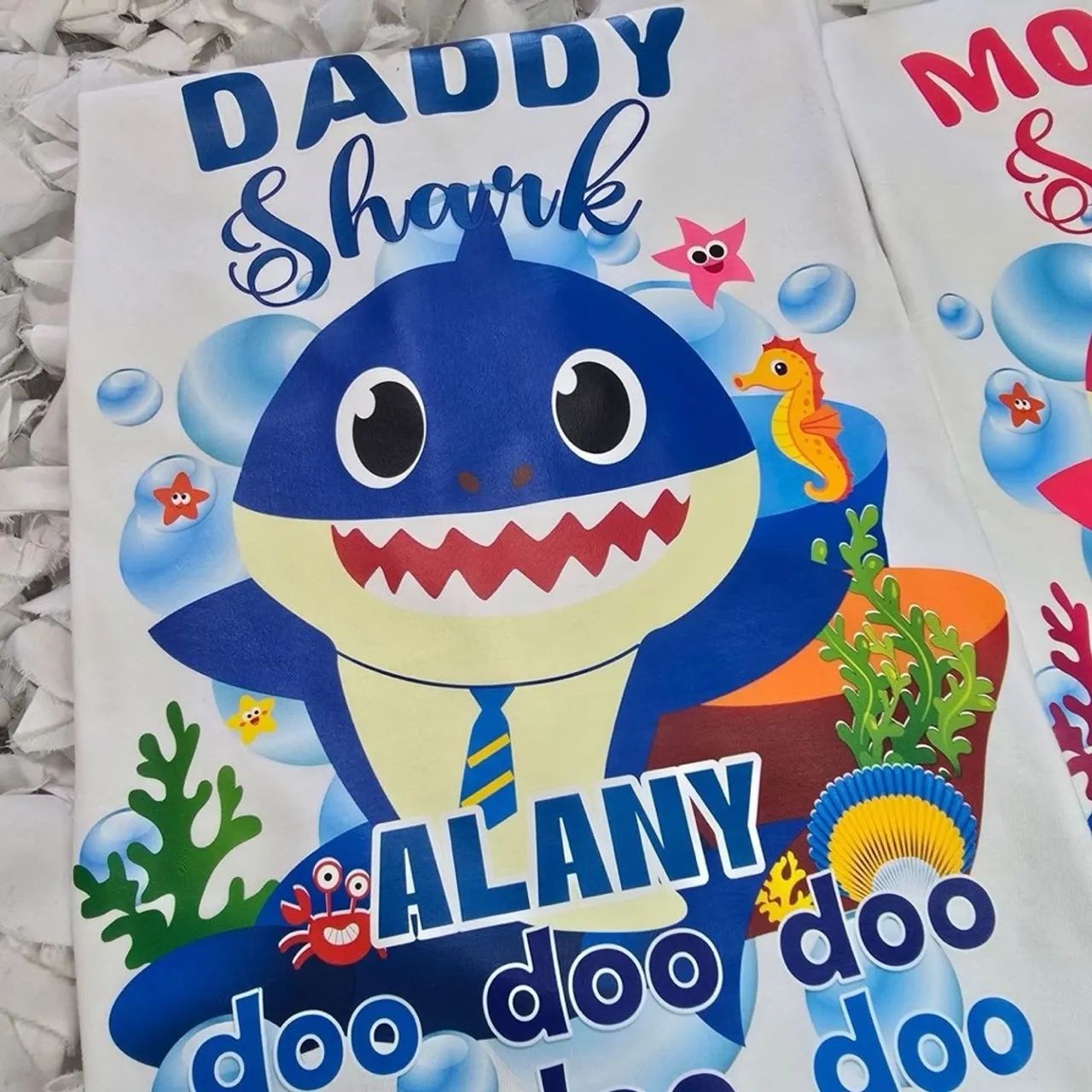 Camiseta Mommy Shark Personalizada - presente perfeito - Foto 2