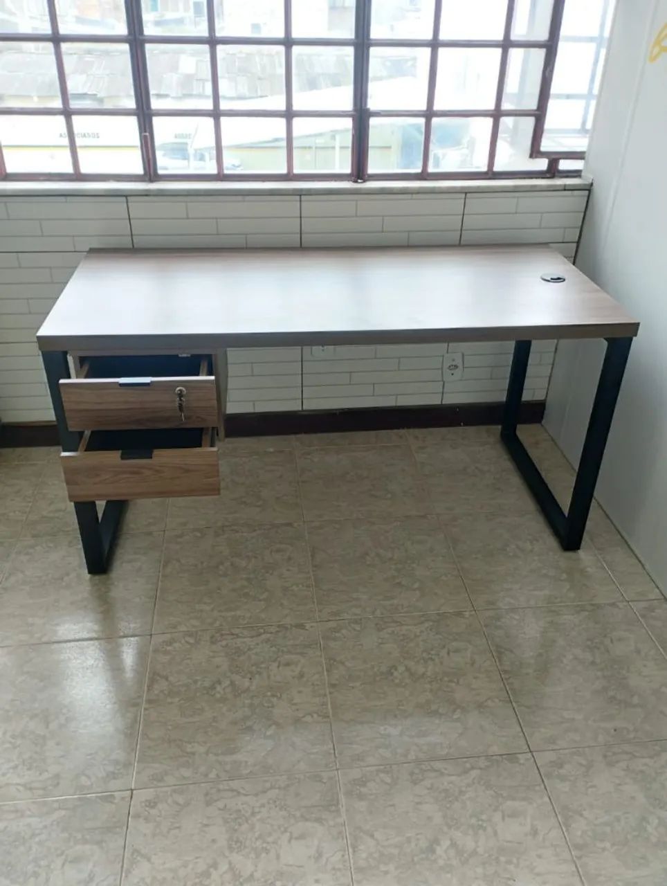 Mesa de 1.50m com gavetas  - Foto 2