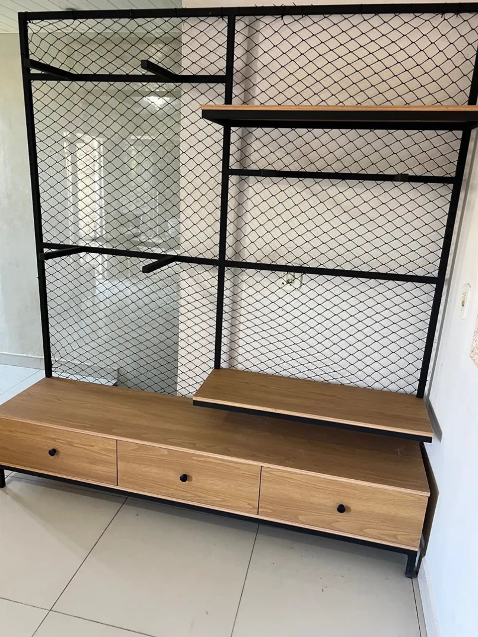 Móvel Industrial de loja com prateleiras e gavetas Mdf com tela - Novo