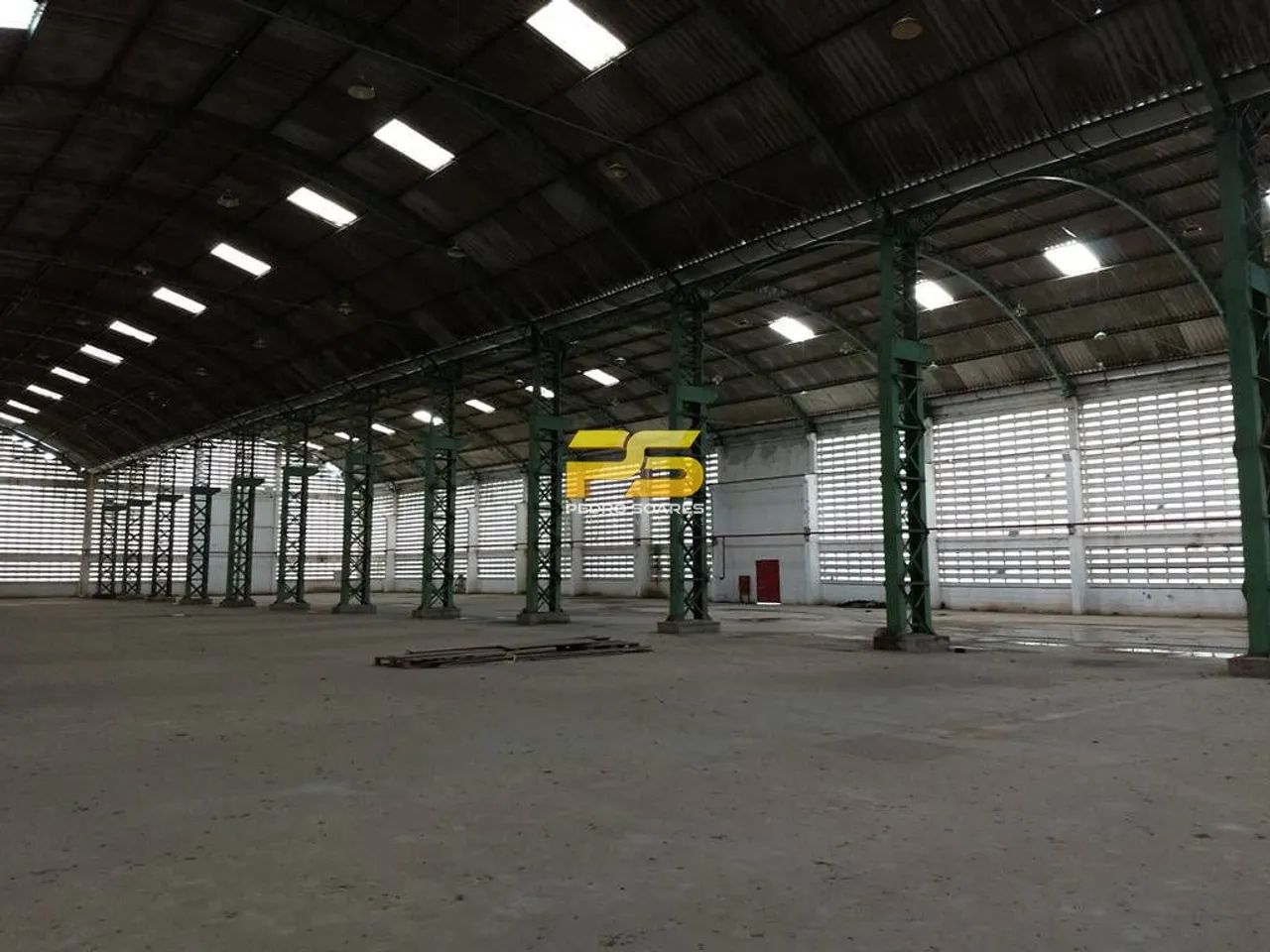 GALPÃO COM TERRENO MEDINDO 40 MIL MTS² NO BAIRRO DAS INDUSTRIAS POR 14.800.000,00 MILHÕES