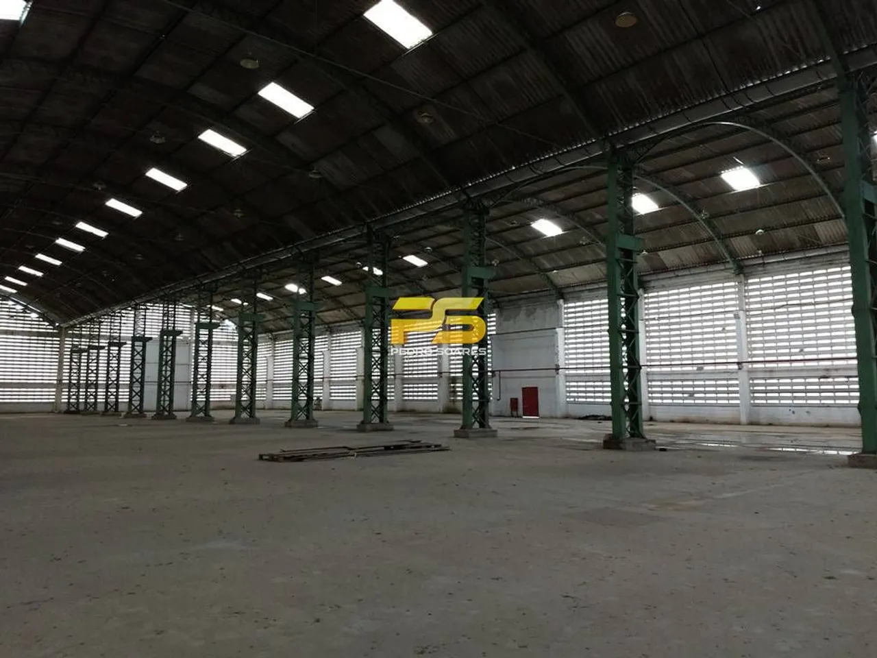 GALPÃO COM TERRENO MEDINDO 40 MIL MTS² NO BAIRRO DAS INDUSTRIAS POR 14.800.000,00 MILHÕES