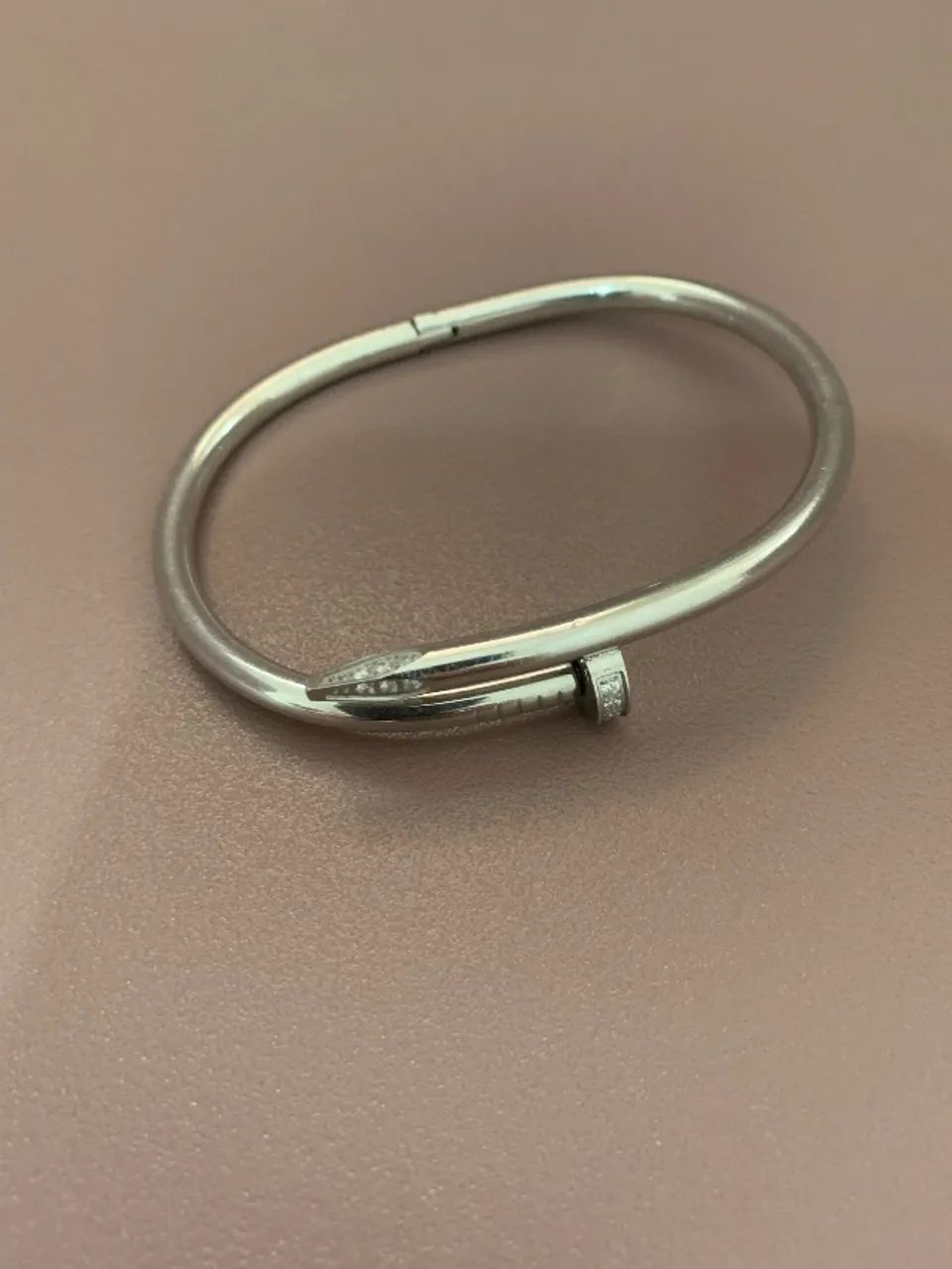 Pulseira em formato de prego 