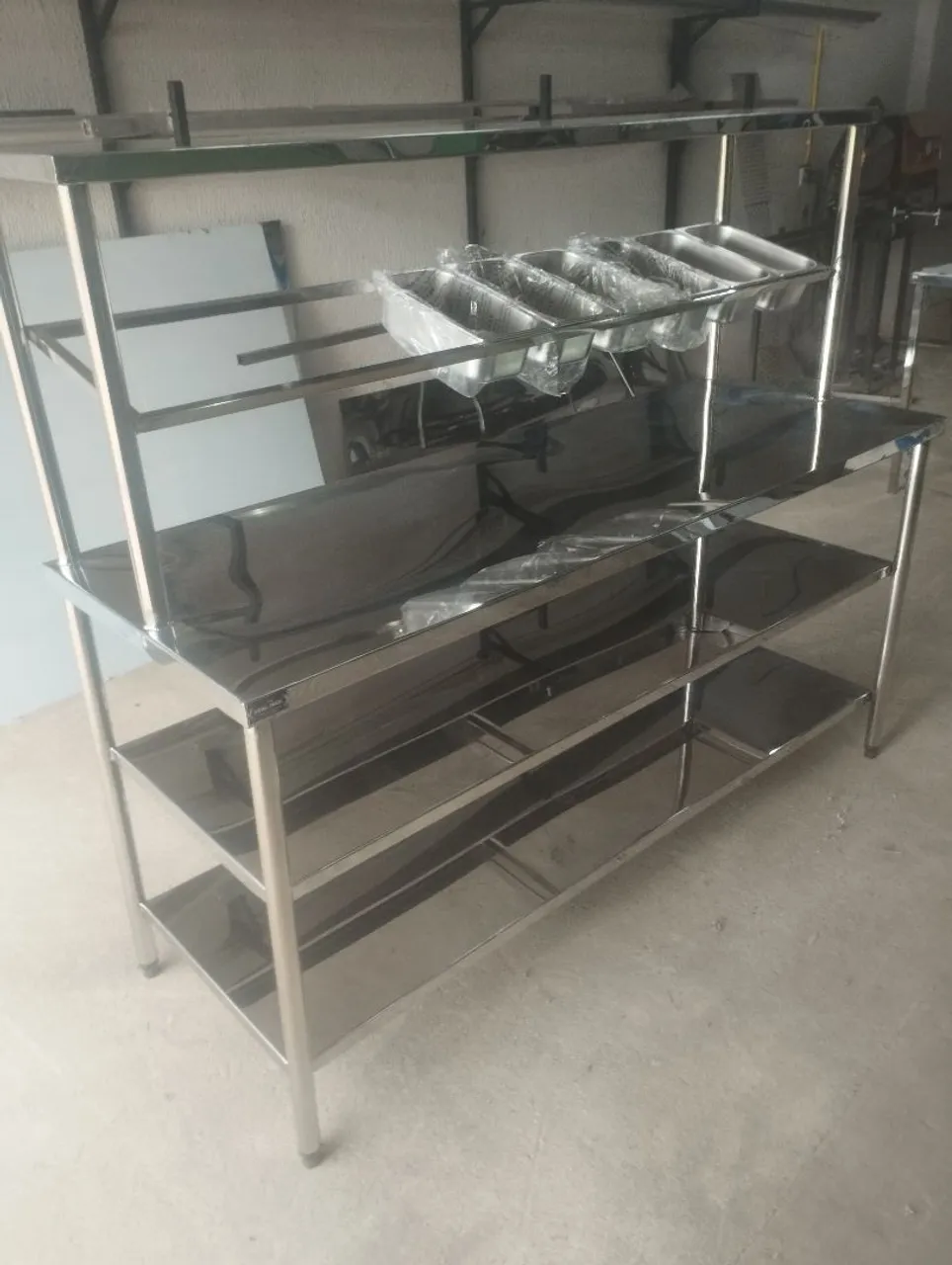 Mesa totalmente em aço inox;de montagem hambúrgueria