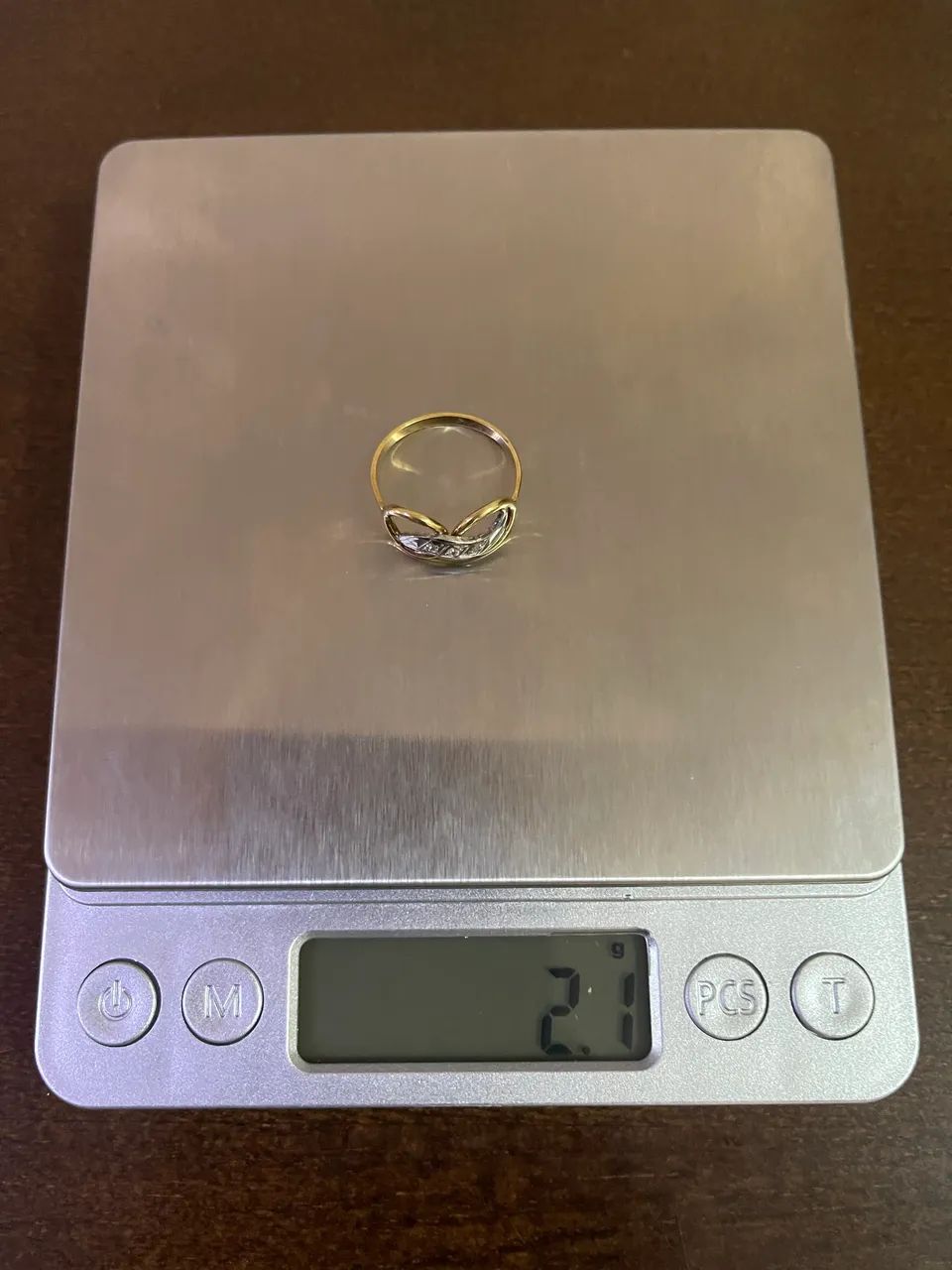 Anel ouro 18k com detalhes em ouro branco e brilhantes  - Foto 4