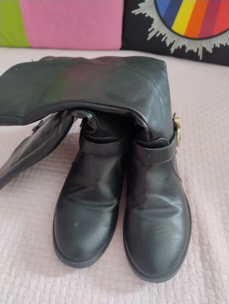 Bota Infantil Preta com Fivela - Conforto e Estilo! - Foto 2