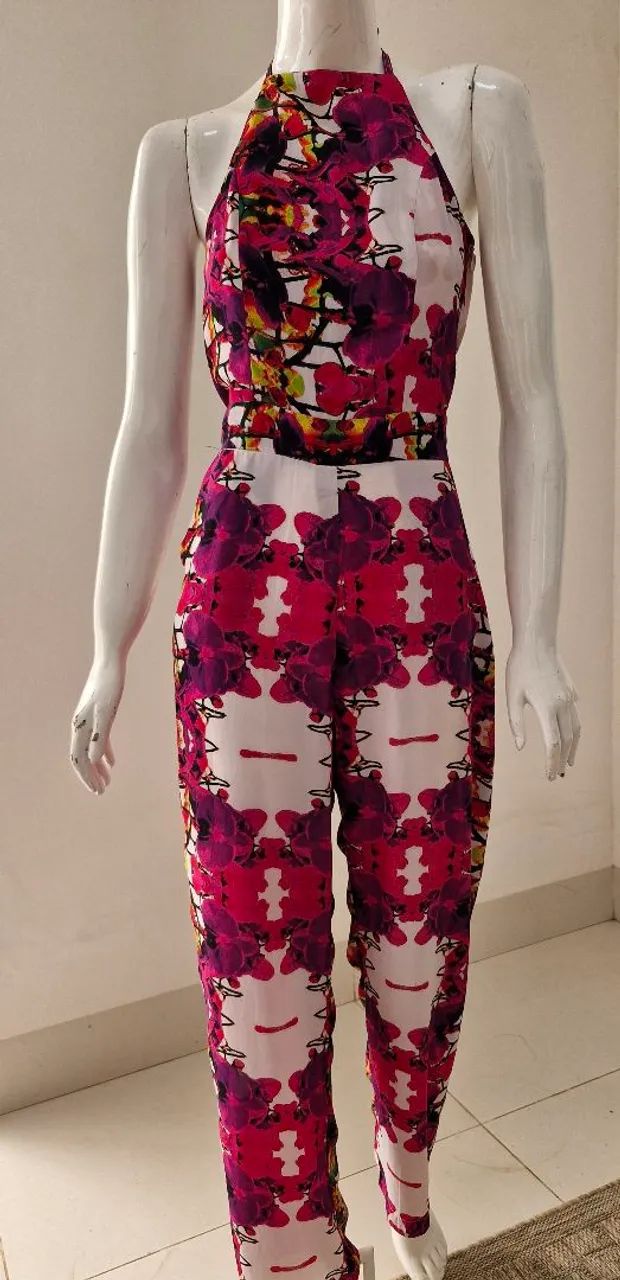 Macacão estampado floral .