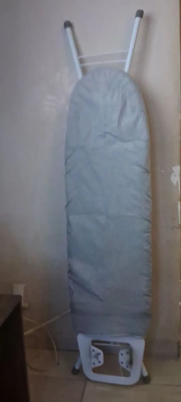 Tábua de passar roupa de ferro.64706782178305121