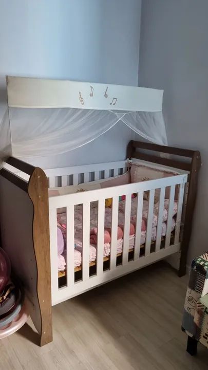 Berço de Bebê com Colchão em Madeira - Semi Novo (Vira Caminha)