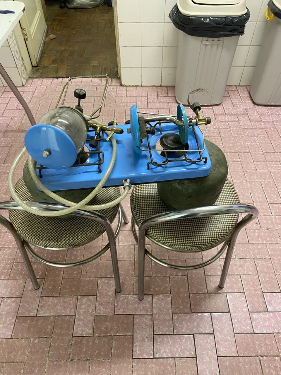 Fogareiro antigo para acampamento como está na foto com tudo e no estado