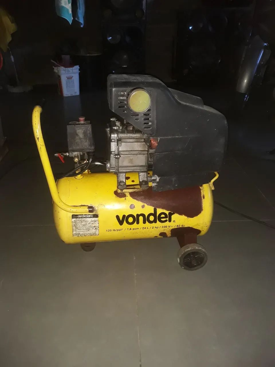 Compressor de ar da marca Vonder 24 litros 