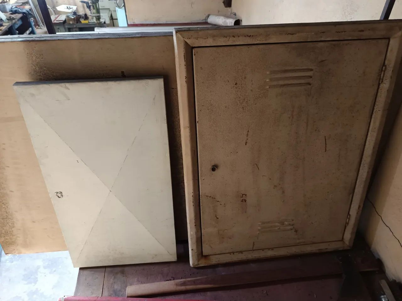 Porta de metal antiga - ideal para garagem ou depósito usada