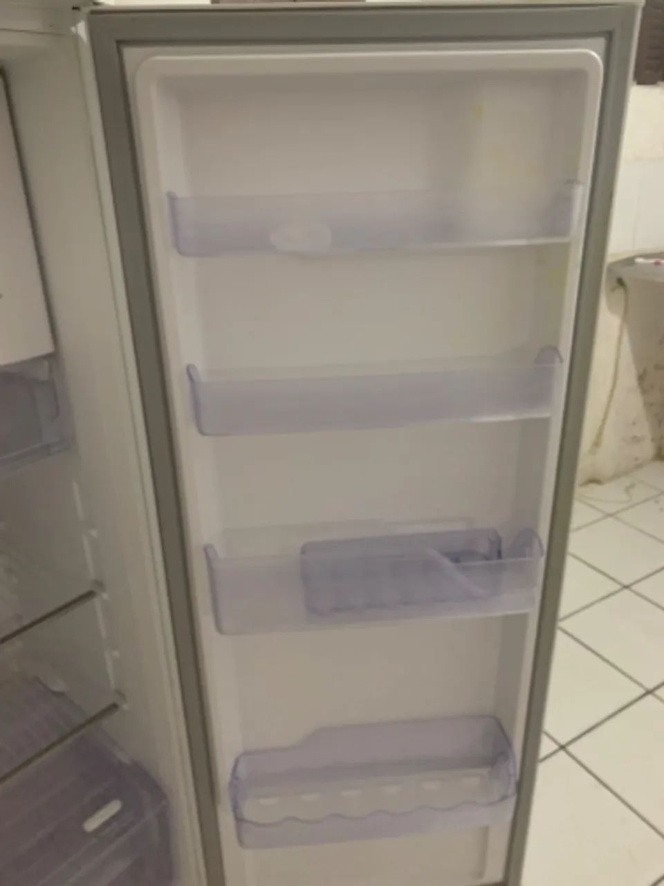 Geladeira Eletrolux FrosFree - Foto 4