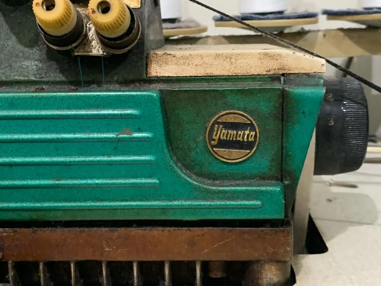 Máquina de Overloque Industrial Yamata