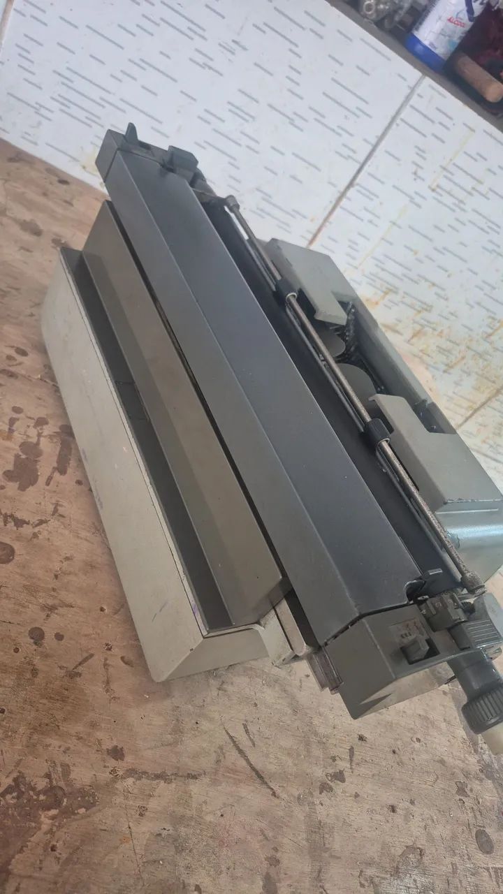 Máquina de escrever Olivetti Linea 98 - Foto 4