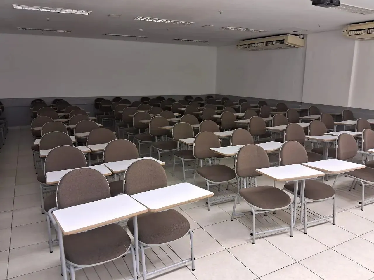 Sala de aula para aluguel com 70m², 23 vagas no Bosque da Saúde