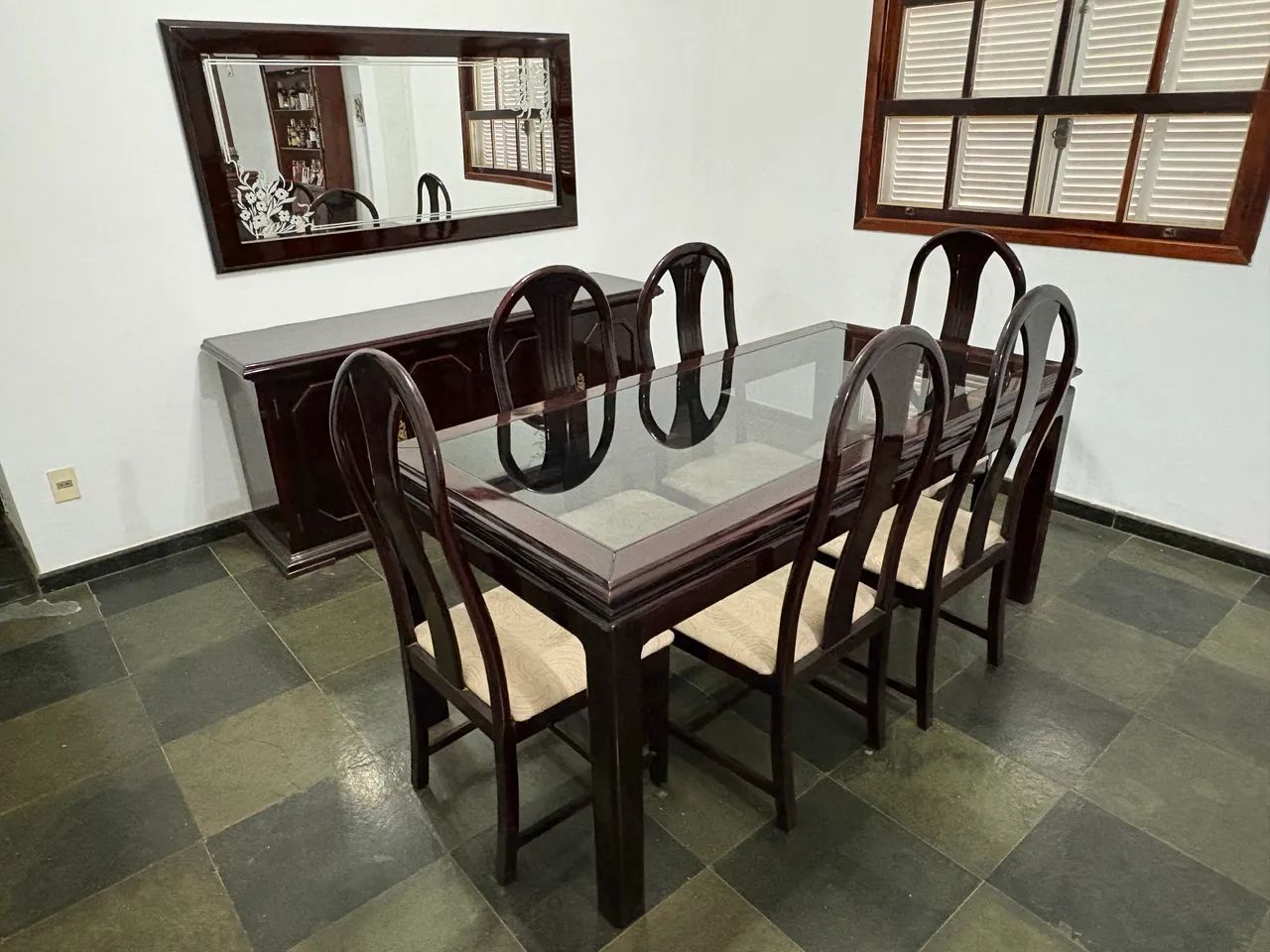 Conjunto de mesa cadeiras e buffet de laca vinho com espelho.