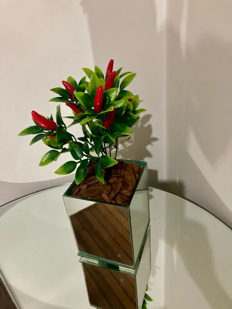 Cachepo em arranjo de pimenta artificial