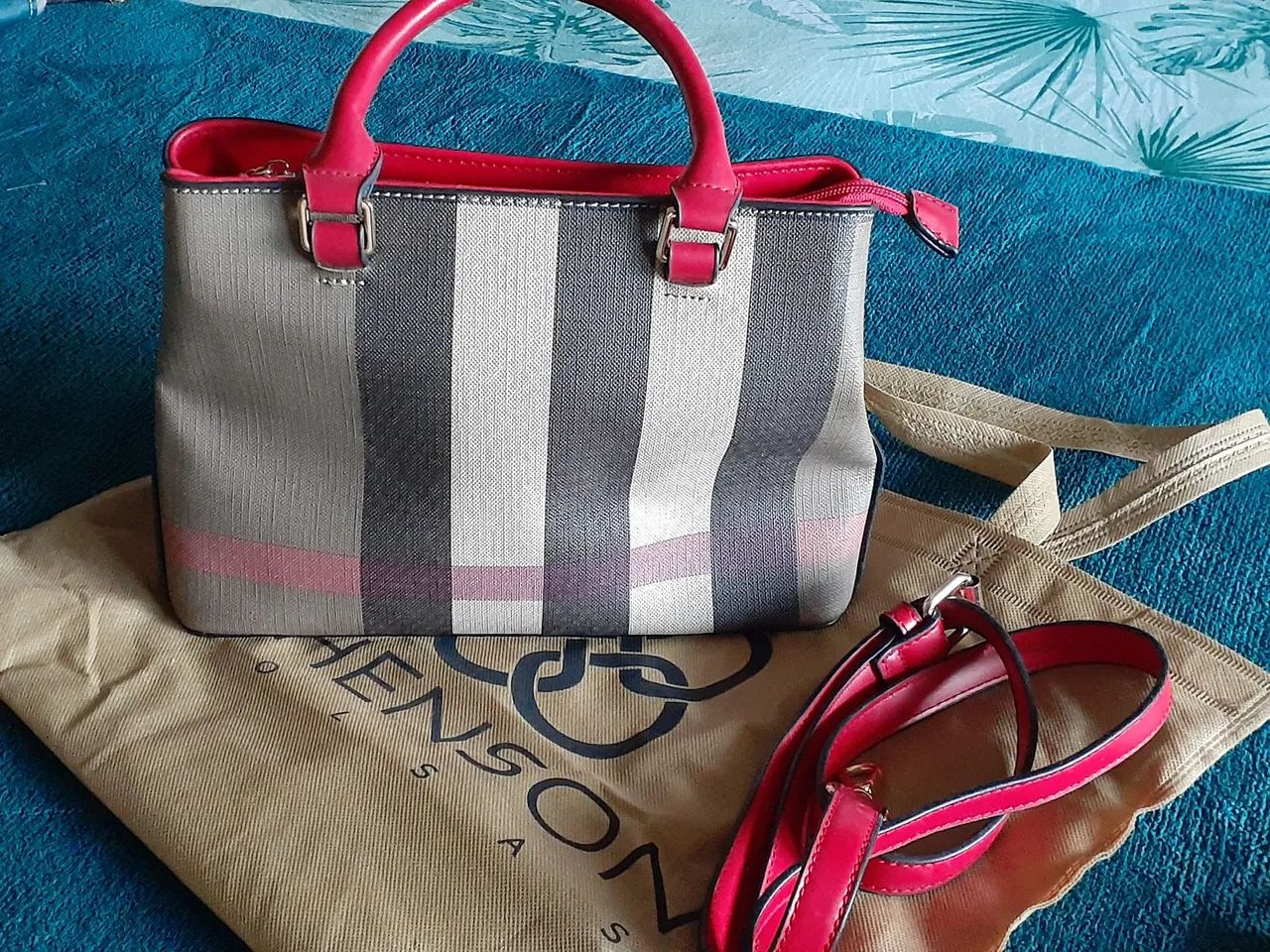 Bolsa de Mão com Detalhes Vermelhos - Foto 2
