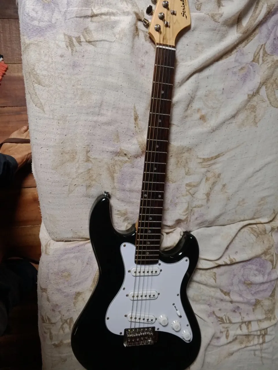 Teclado e a guitarra os dois por 900 reais