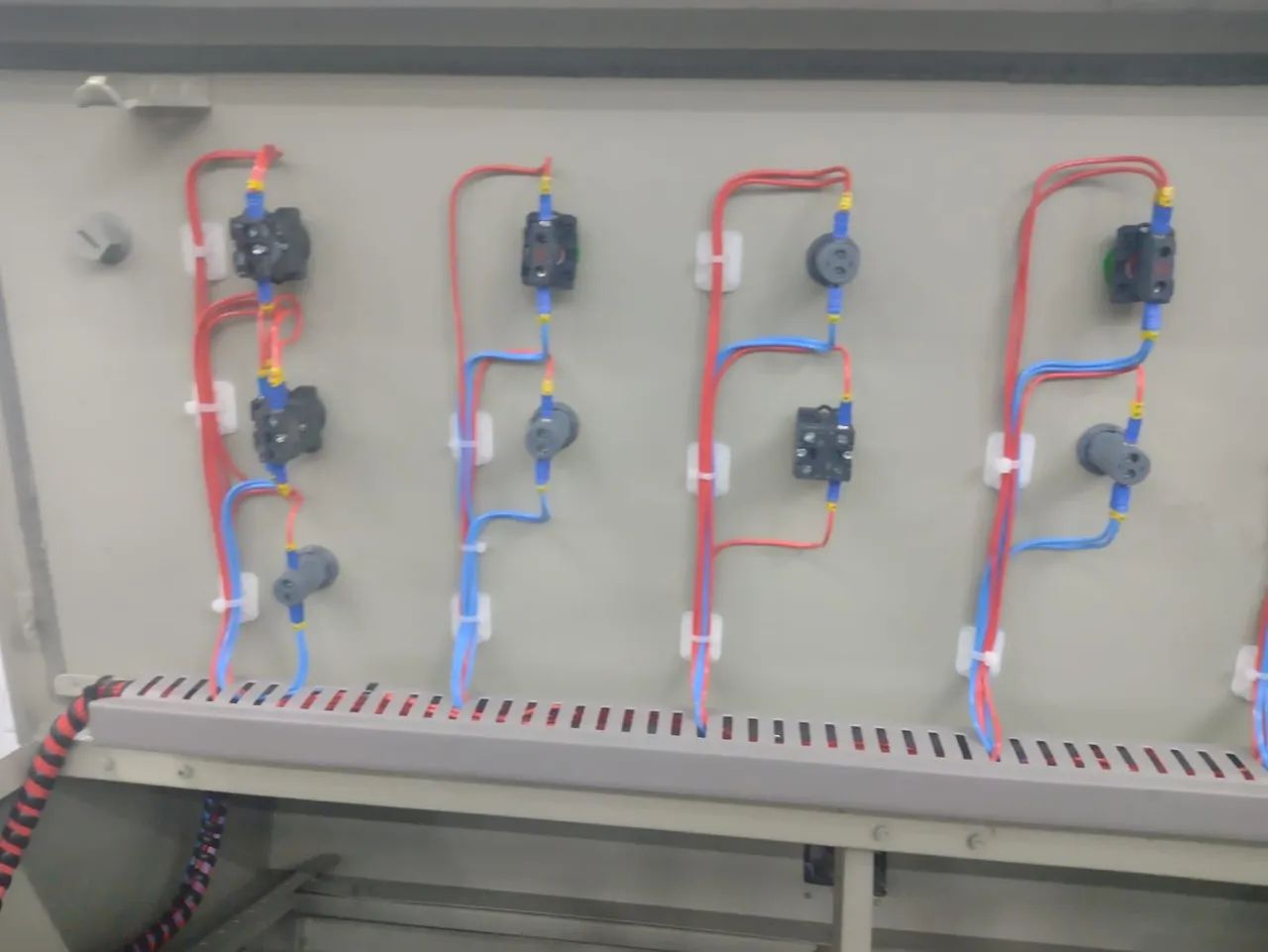 Manutenção de máquina e equipamentos. Reforma de extrusora e corte solda.  - Foto 4