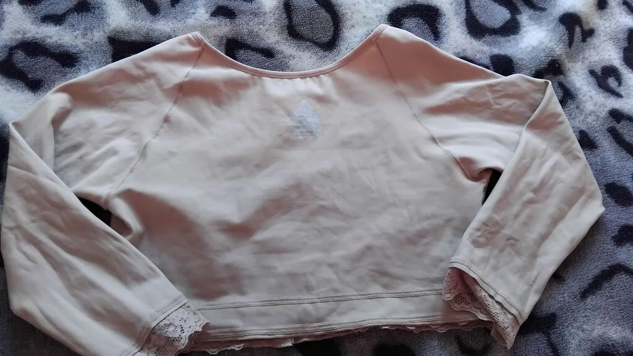 Blusa modeladora com detalhes em renda - Foto 2