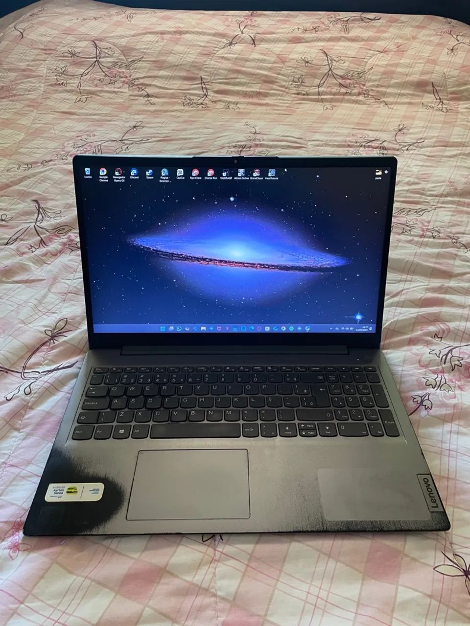 Notebook Gamer Lenovo com tela de 15.6 polegadas.