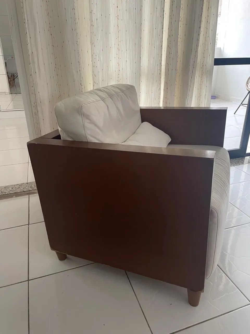 Poltrona de madeira e couro418478667292354561