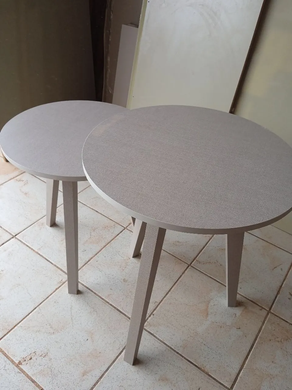 Mesa de centro redonda com pé de madeira