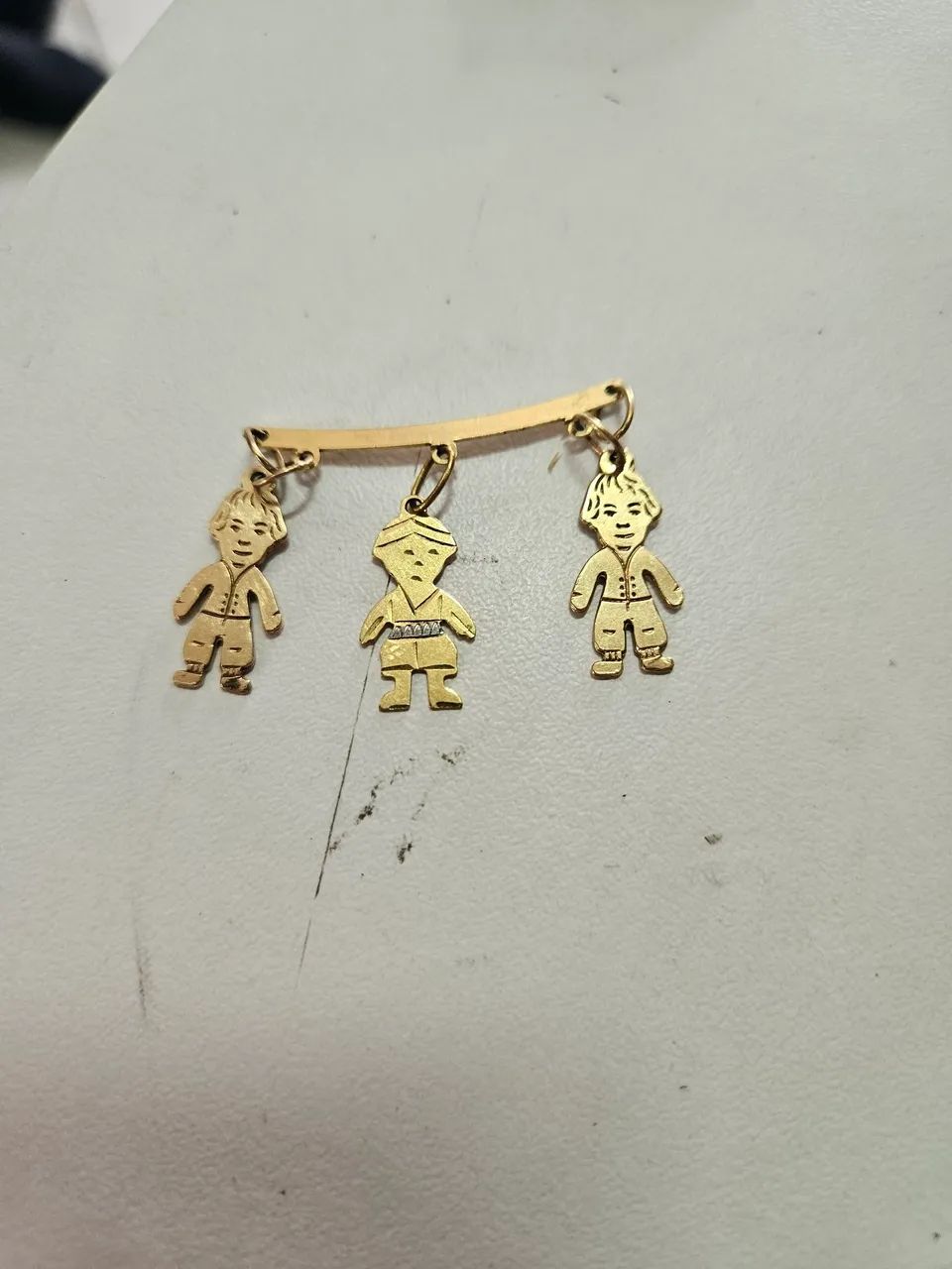 Pingente 3 bonecos folhado 3 cm
