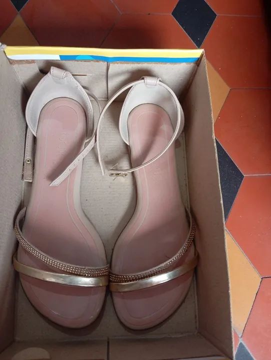 Sandálias douradas em ótimo estado