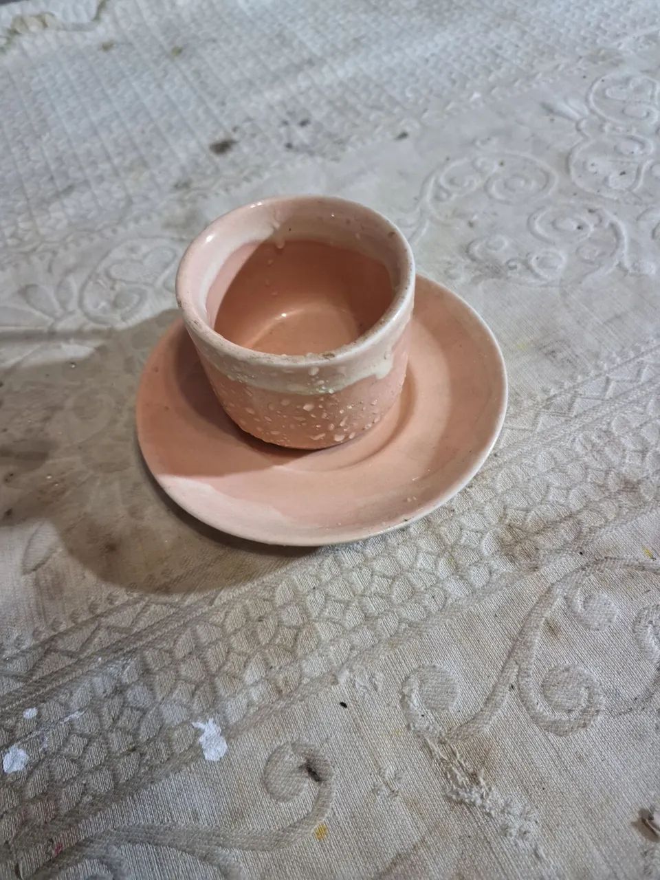 Xícara de cerâmica rosa artesanal com pires - Foto 3