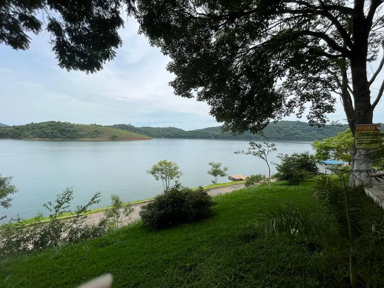Excelente terreno pé na água, em condomínio fechado, na cidade de Igaratá - SP