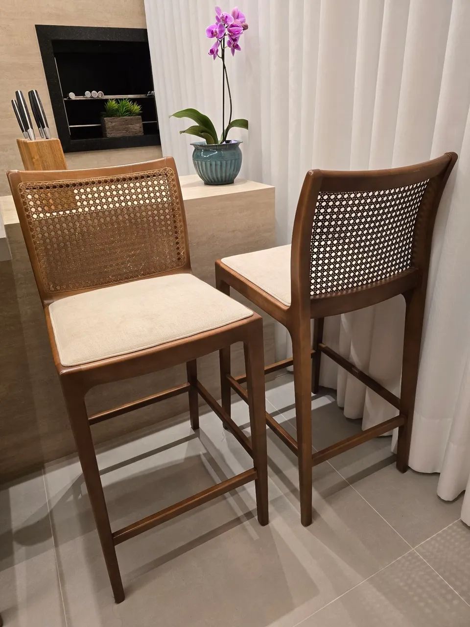 Banquetas de madeira com assento estofado