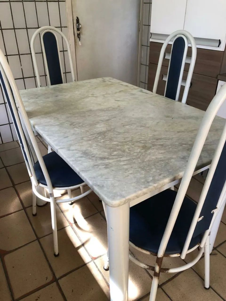 Mesa com cadeiras 300,00