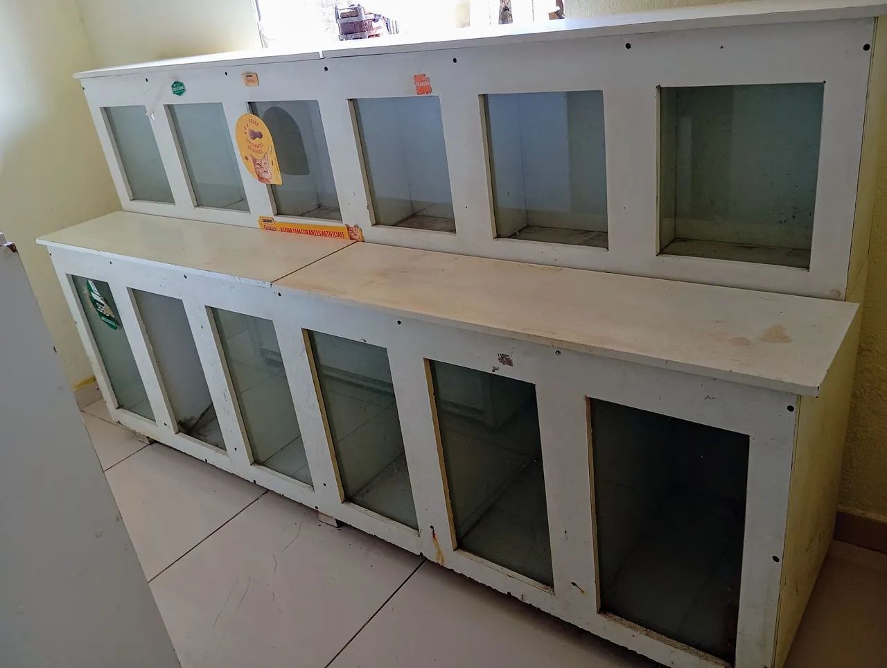 (Box para Ração) Armário de Vidro Branco com 10 Prateleiras - Foto 2