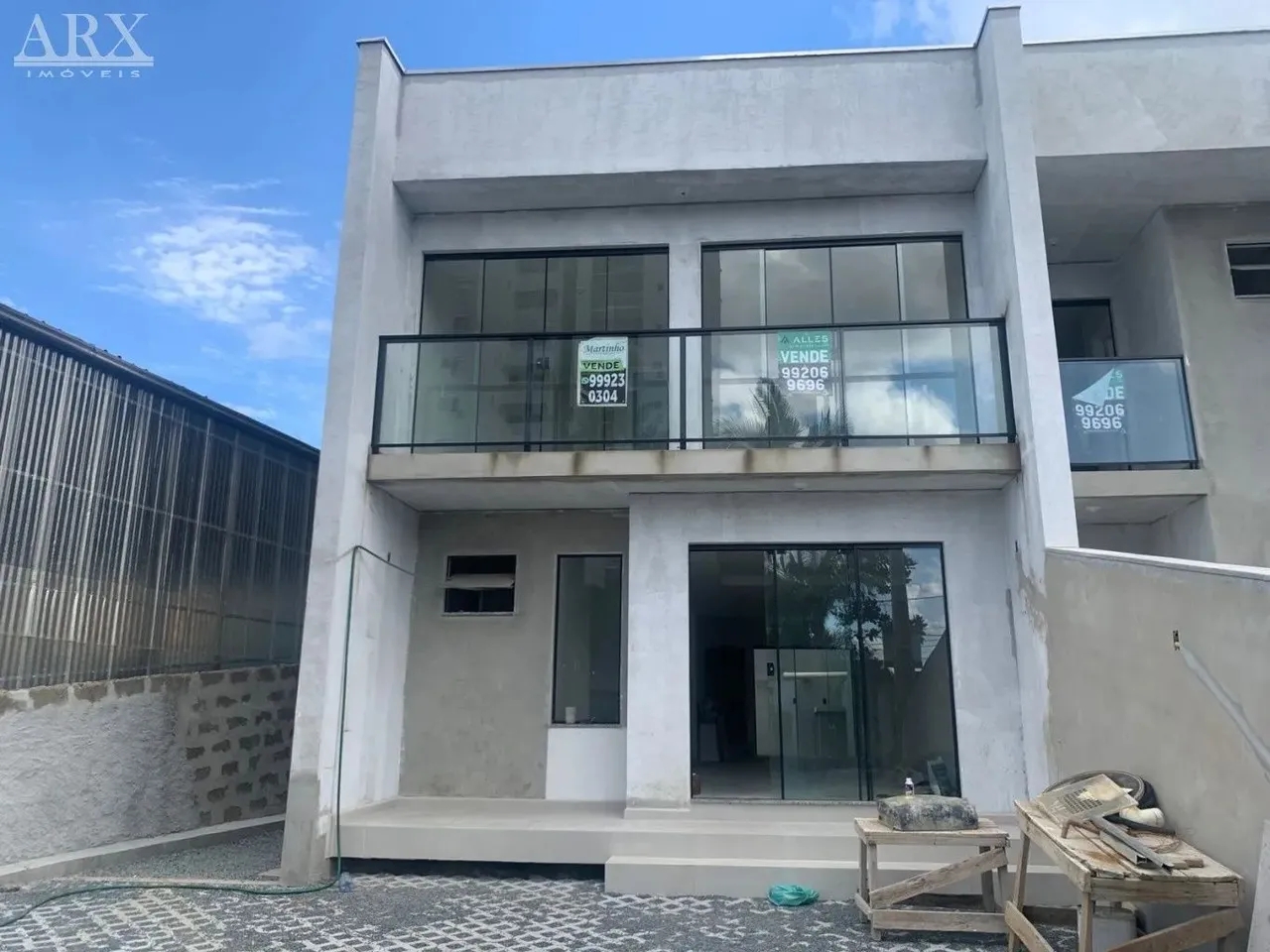 Sobrado de alto padrão com 03 dormitórios na Escola Agrícola
