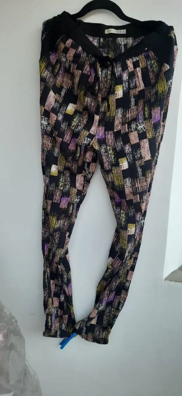Calça fluida preta Atmosfera, com detalhes coloridos